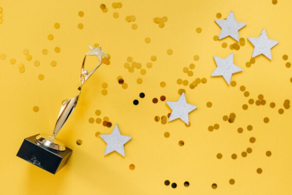 Trophée doré symbolisant les prix du palmarès du Film Festival Emeak 2026