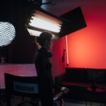 Réalisatrice de cinéma sur un plateau de tournage, derrière la caméra