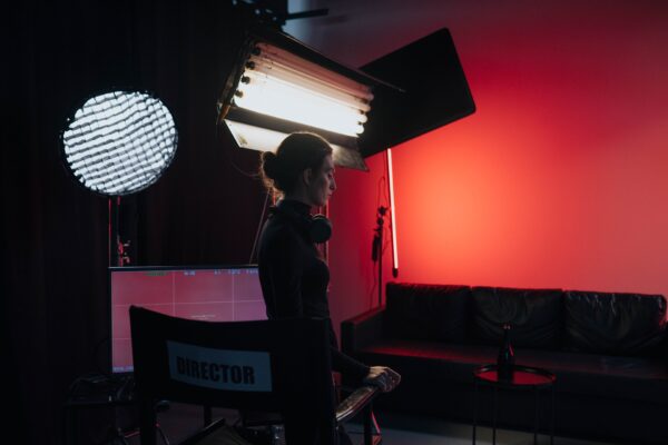 Réalisatrice de cinéma sur un plateau de tournage, derrière la caméra